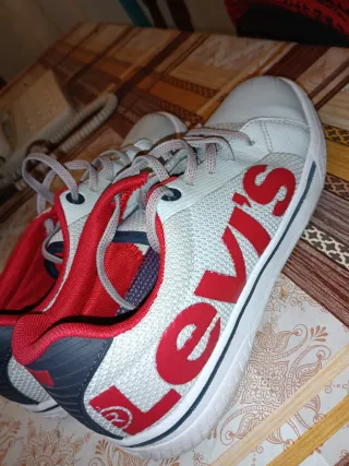 Zapatillas Levi's Blancas y Rojas