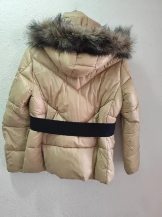 Chaqueta de mujer acolchada beige con capucha