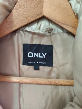 Chaqueta de mujer acolchada beige con capucha