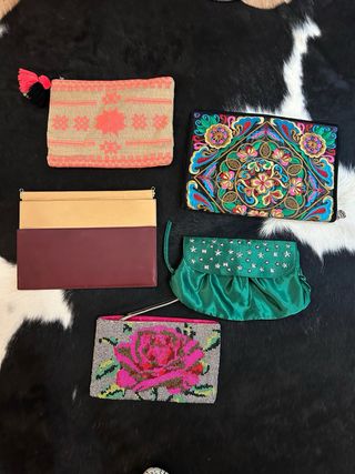 Varietà di borse eleganti e ben curate.