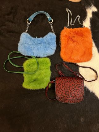 Varietà di borse eleganti e ben curate.