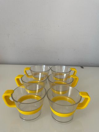 Seis tazas de café con plato de plástico vintage.