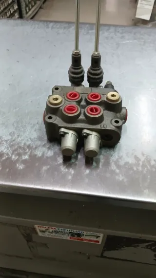 Distributore olio idraulico a 2 leve