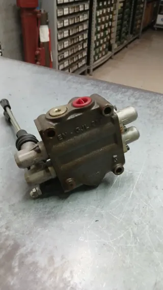 Distributore olio idraulico a 2 leve