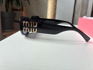 Gafas de sol Miu Miu negras