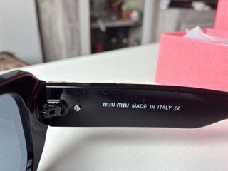 Gafas de sol Miu Miu negras