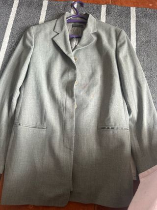 traje pantalon-chaqueta gris