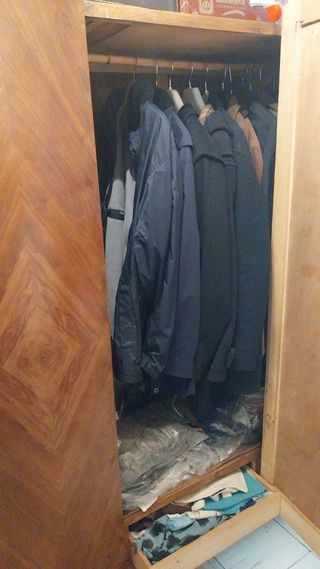 Armario antiguo de madera con espejo