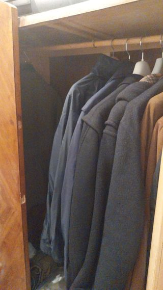 Armario antiguo de madera con espejo