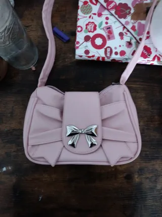 Bolso rosa con lazo plateado