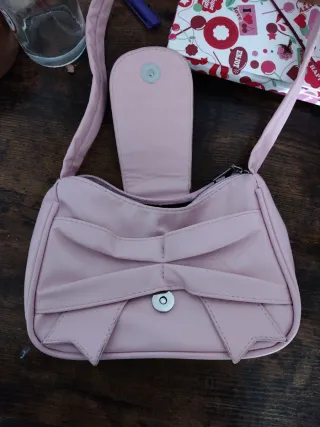 Bolso rosa con lazo plateado
