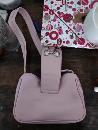 Bolso rosa con lazo plateado
