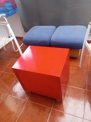 Mesa auxiliar cubo roja