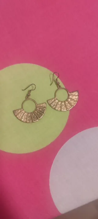 Pendientes dorados abanico