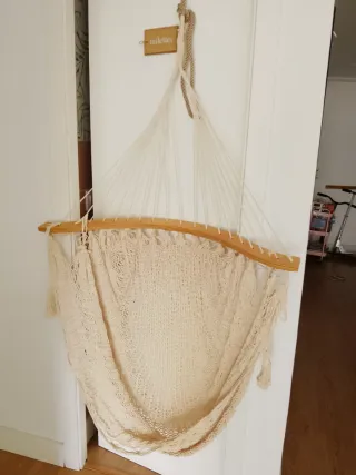 Hamaca colgante de tela y madera. Hecha a mano