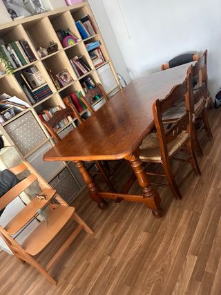 Mesa de comedor de madera con 4 sillas