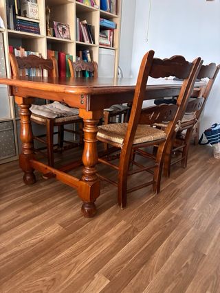 Mesa de comedor de madera con 4 sillas