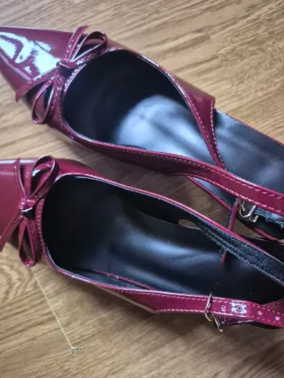 Zapatos de tacón burdeos con lazo