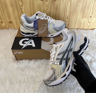 Asics Gel-Kayano 28 Plata/Blanco Talla 42