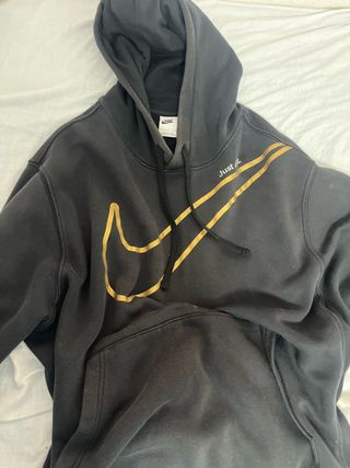 Sudadera Nike Negra y Dorada