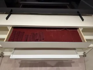 Mueble aparador beige y blanco