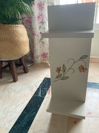 Estantería de madera decorada