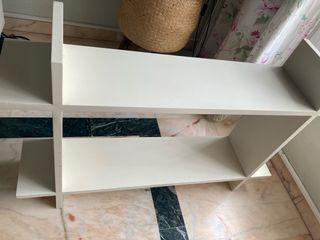 Estantería de madera decorada