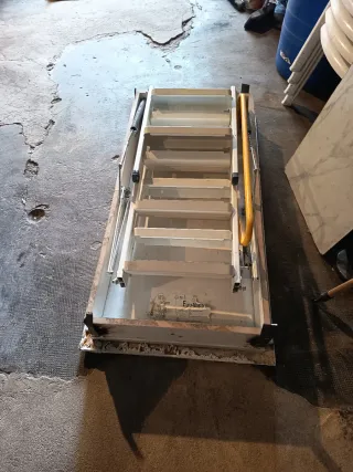 Escalera escamoteable de hierro