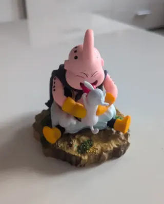 Figura Majin Buu con Bee (8cm) - ¡Super Tierna!