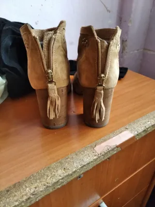 Botines de tacón con diseño calado
