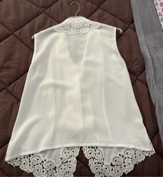 Blusa bordada sin mangas