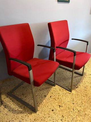 Sillas de oficina rojas y plateadas