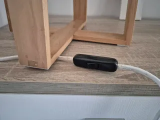 Lámpara de mesa nórdica blanca con base madera