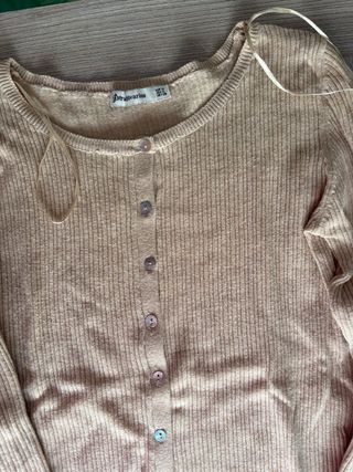 Camiseta Stradivarius beige botones