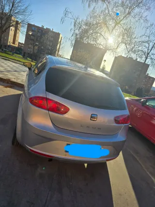 Coche plateado 5 puertas