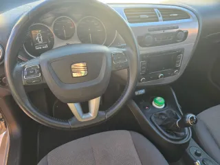 Coche plateado 5 puertas