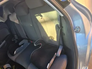 Coche plateado 5 puertas