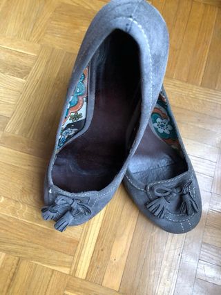 Manoletinas grises con detalle de flecos