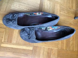 Manoletinas grises con detalle de flecos