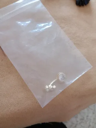 Piercing con circonitas, dorado. Acero inoxidable.