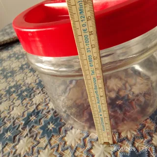 Barattolo in vetro con coperchio rosso