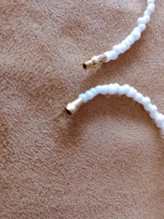 Collar de cuentas y de conchá.