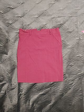 Falda burdeos/roja con abertura