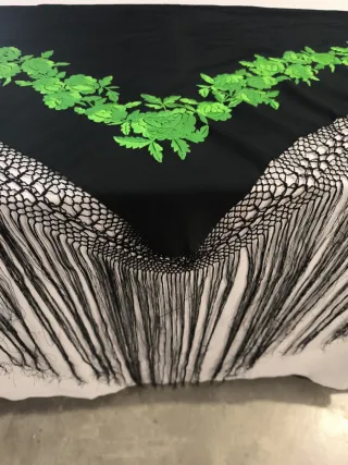 Mantoncillo Gitana Negro con Flores Verdes