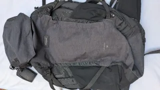 Mochila FORCLAZ de viaje negra y gris