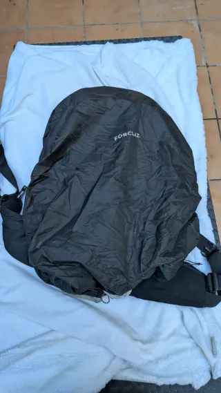 Mochila FORCLAZ de viaje negra y gris