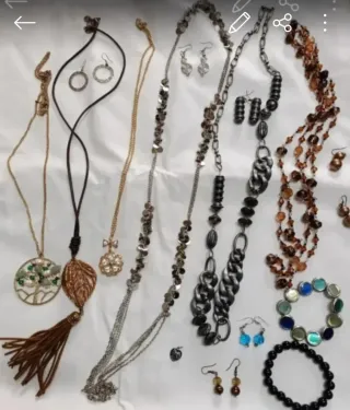 Collezione di Gioielli: Collane e Orecchini