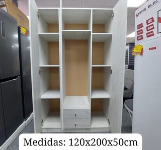 Armario de madera con espejo