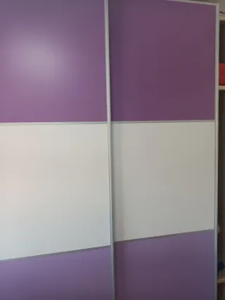 Armario puertas correderas blanco y morado