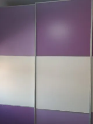 Armario puertas correderas blanco y morado